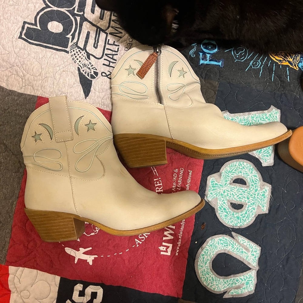 Dingo Off White Leather Heeled Ankle Boots with Star / Moon Design